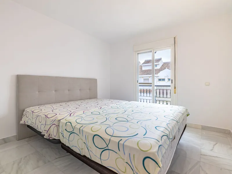 Welcome to this charming and well-presented townhouse in the popular area of Los Naranjos in Nueva Andalucía. Our new exclusive listing! Situated in a quiet and established neighbourhood close to golf courses, restaurants and amenities, the home offers a 