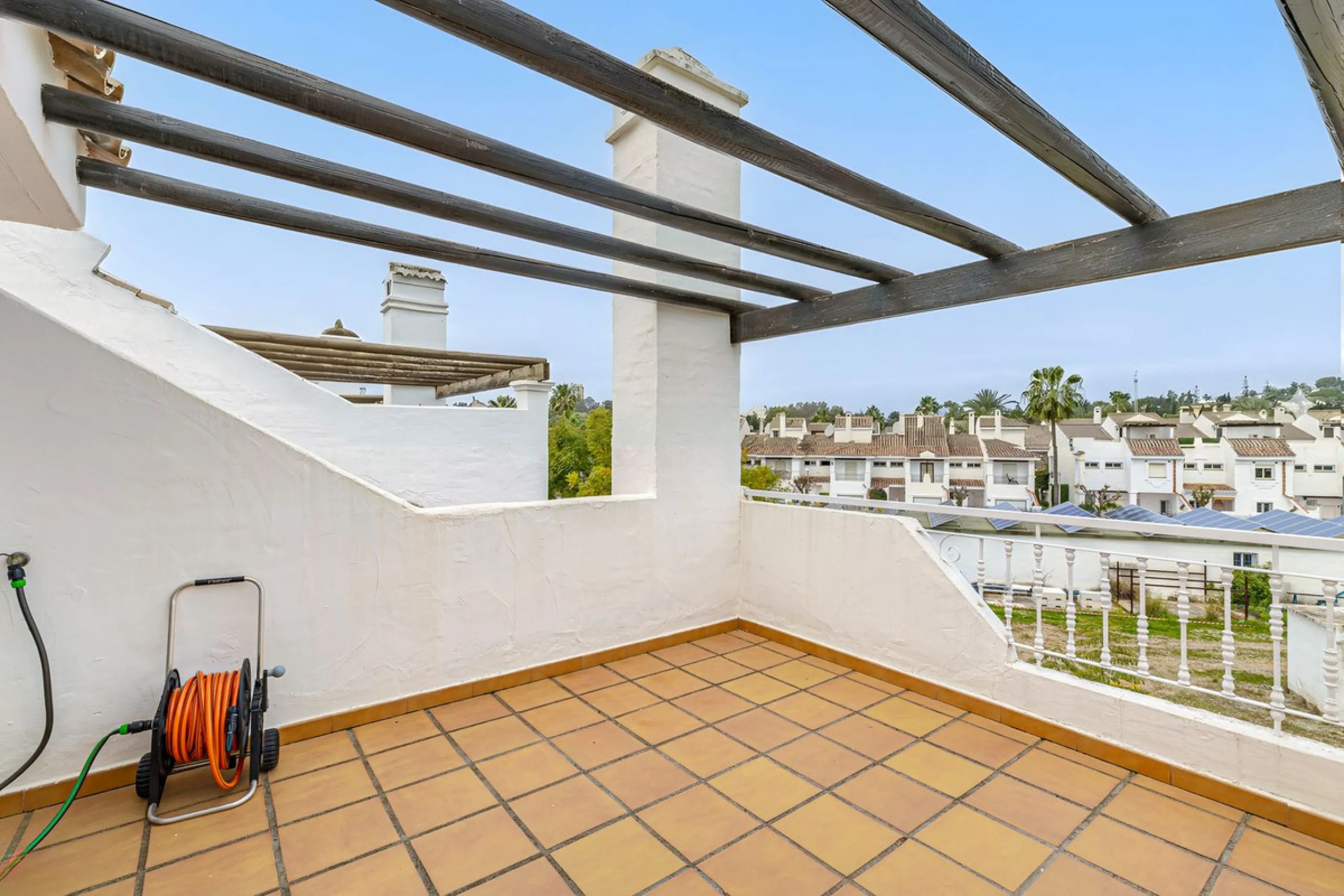 Welcome to this charming and well-presented townhouse in the popular area of Los Naranjos in Nueva Andalucía. Our new exclusive listing! Situated in a quiet and established neighbourhood close to golf courses, restaurants and amenities, the home offers a 