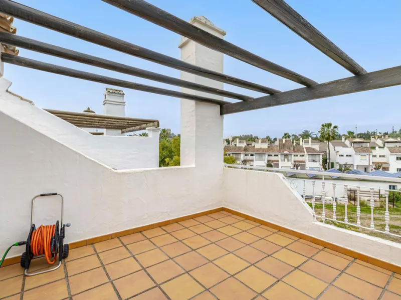Welcome to this charming and well-presented townhouse in the popular area of Los Naranjos in Nueva Andalucía. Our new exclusive listing! Situated in a quiet and established neighbourhood close to golf courses, restaurants and amenities, the home offers a 