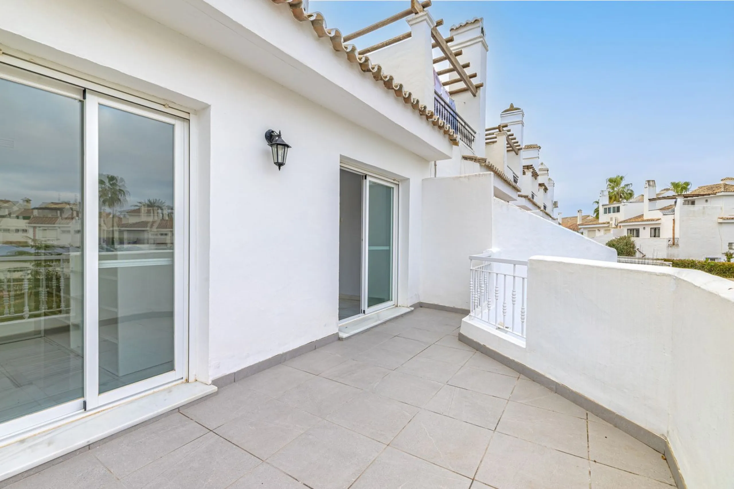 Welcome to this charming and well-presented townhouse in the popular area of Los Naranjos in Nueva Andalucía. Our new exclusive listing! Situated in a quiet and established neighbourhood close to golf courses, restaurants and amenities, the home offers a 