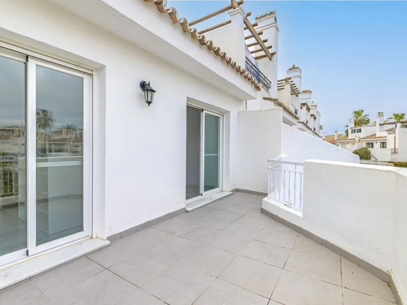 Welcome to this charming and well-presented townhouse in the popular area of Los Naranjos in Nueva Andalucía. Our new exclusive listing! Situated in a quiet and established neighbourhood close to golf courses, restaurants and amenities, the home offers a 