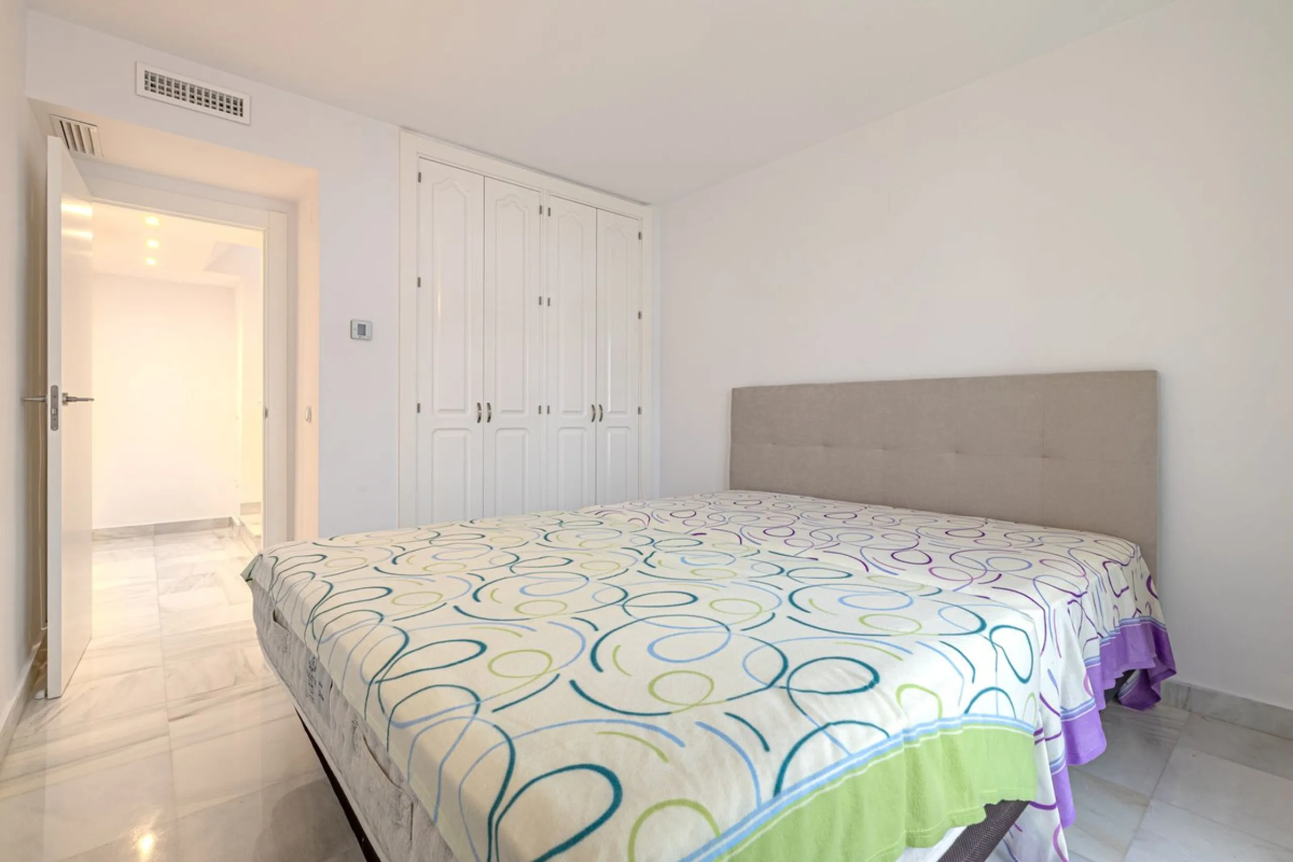 Welcome to this charming and well-presented townhouse in the popular area of Los Naranjos in Nueva Andalucía. Our new exclusive listing! Situated in a quiet and established neighbourhood close to golf courses, restaurants and amenities, the home offers a 