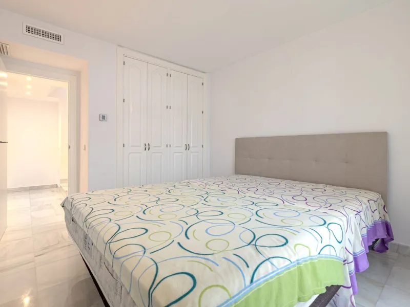 Welcome to this charming and well-presented townhouse in the popular area of Los Naranjos in Nueva Andalucía. Our new exclusive listing! Situated in a quiet and established neighbourhood close to golf courses, restaurants and amenities, the home offers a 