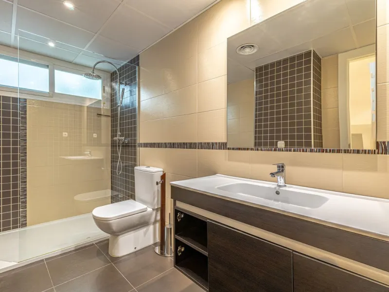 Welcome to this charming and well-presented townhouse in the popular area of Los Naranjos in Nueva Andalucía. Our new exclusive listing! Situated in a quiet and established neighbourhood close to golf courses, restaurants and amenities, the home offers a 