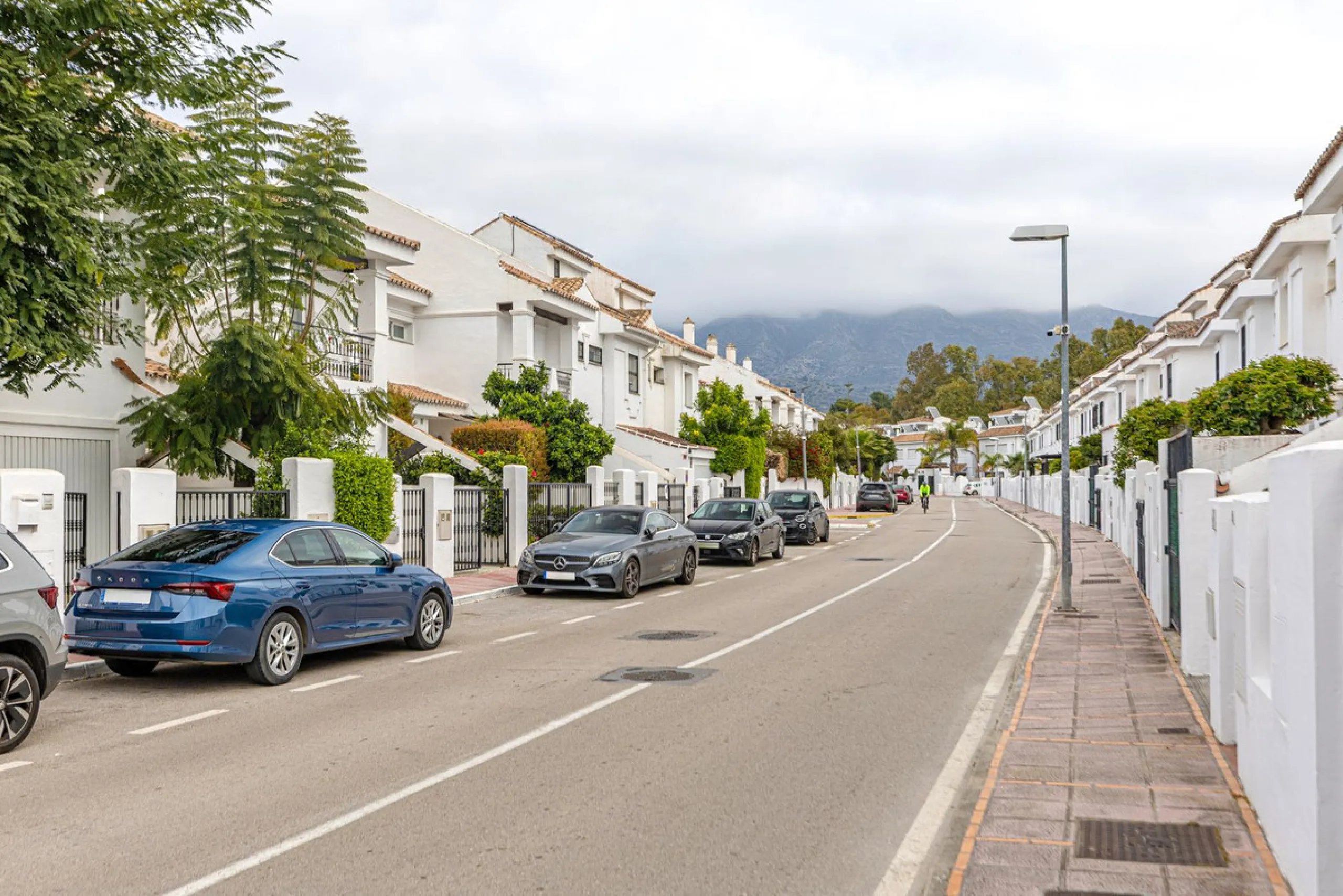 Welcome to this charming and well-presented townhouse in the popular area of Los Naranjos in Nueva Andalucía. Our new exclusive listing! Situated in a quiet and established neighbourhood close to golf courses, restaurants and amenities, the home offers a 