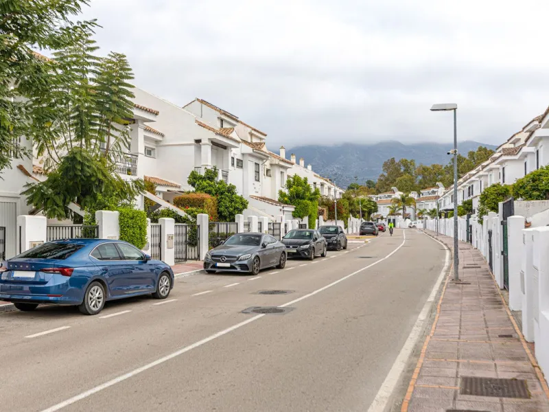 Welcome to this charming and well-presented townhouse in the popular area of Los Naranjos in Nueva Andalucía. Our new exclusive listing! Situated in a quiet and established neighbourhood close to golf courses, restaurants and amenities, the home offers a 