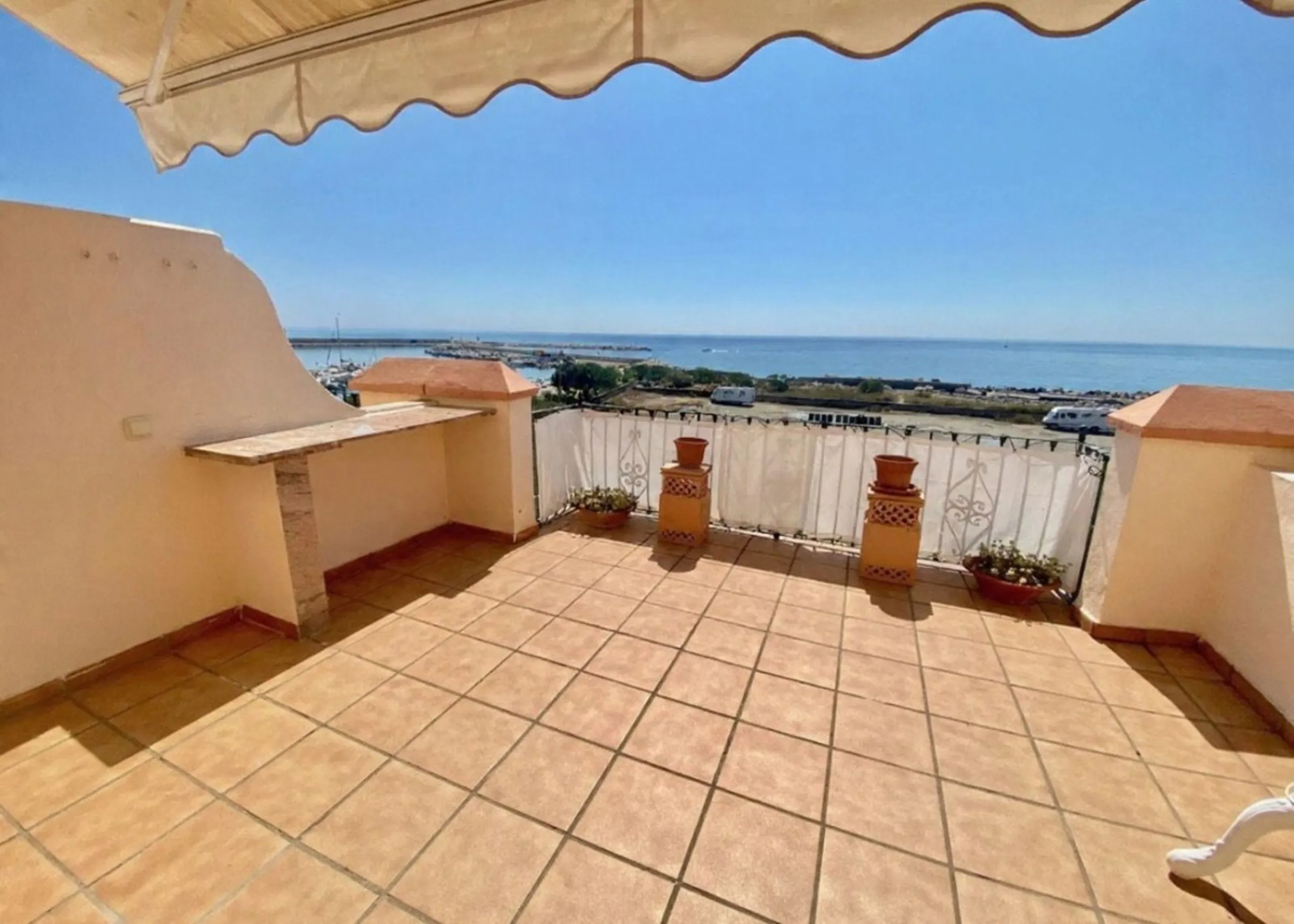 Well-designed and spacious townhouse for sale in Belgravia Club – one of Estepona's most sought-after frontline developments, offering truly spectacular and unobstructed sea views from several bedrooms and terraces. Here you live right by the sea and enjo
