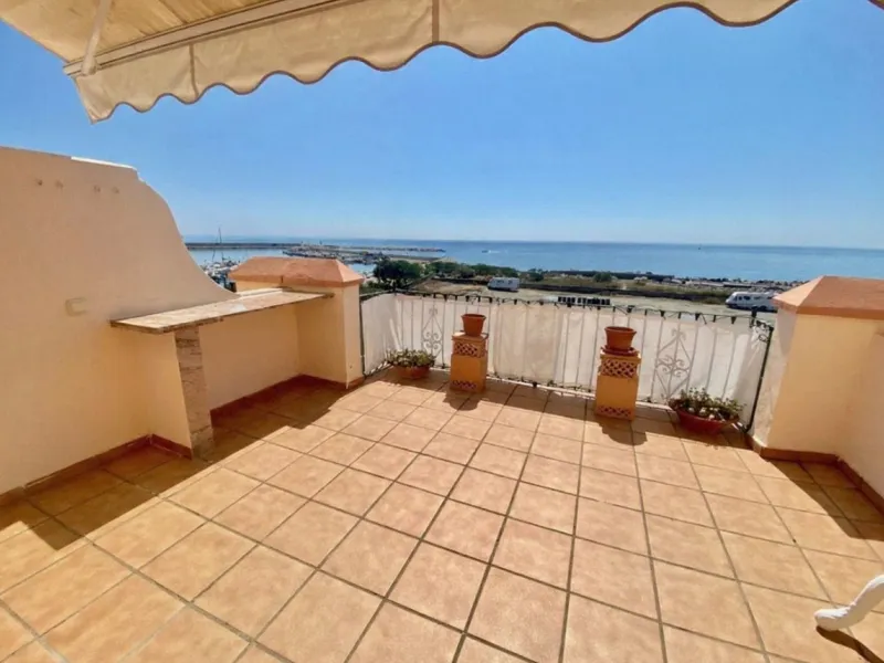 Well-designed and spacious townhouse for sale in Belgravia Club – one of Estepona's most sought-after frontline developments, offering truly spectacular and unobstructed sea views from several bedrooms and terraces. Here you live right by the sea and enjo
