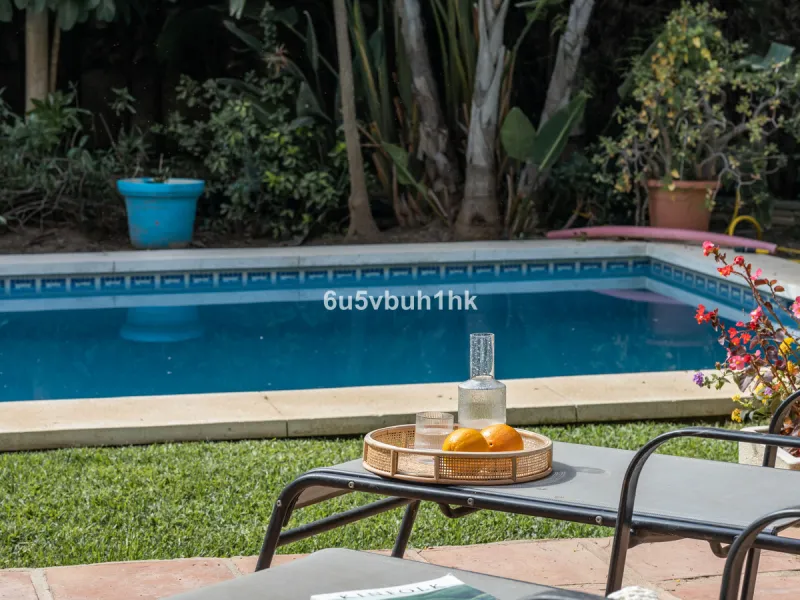 Luxury villa with an amazing tropical garden and a private pool, is a must see. This villa is completely modernized and for sale in El Coto, Fuengirola