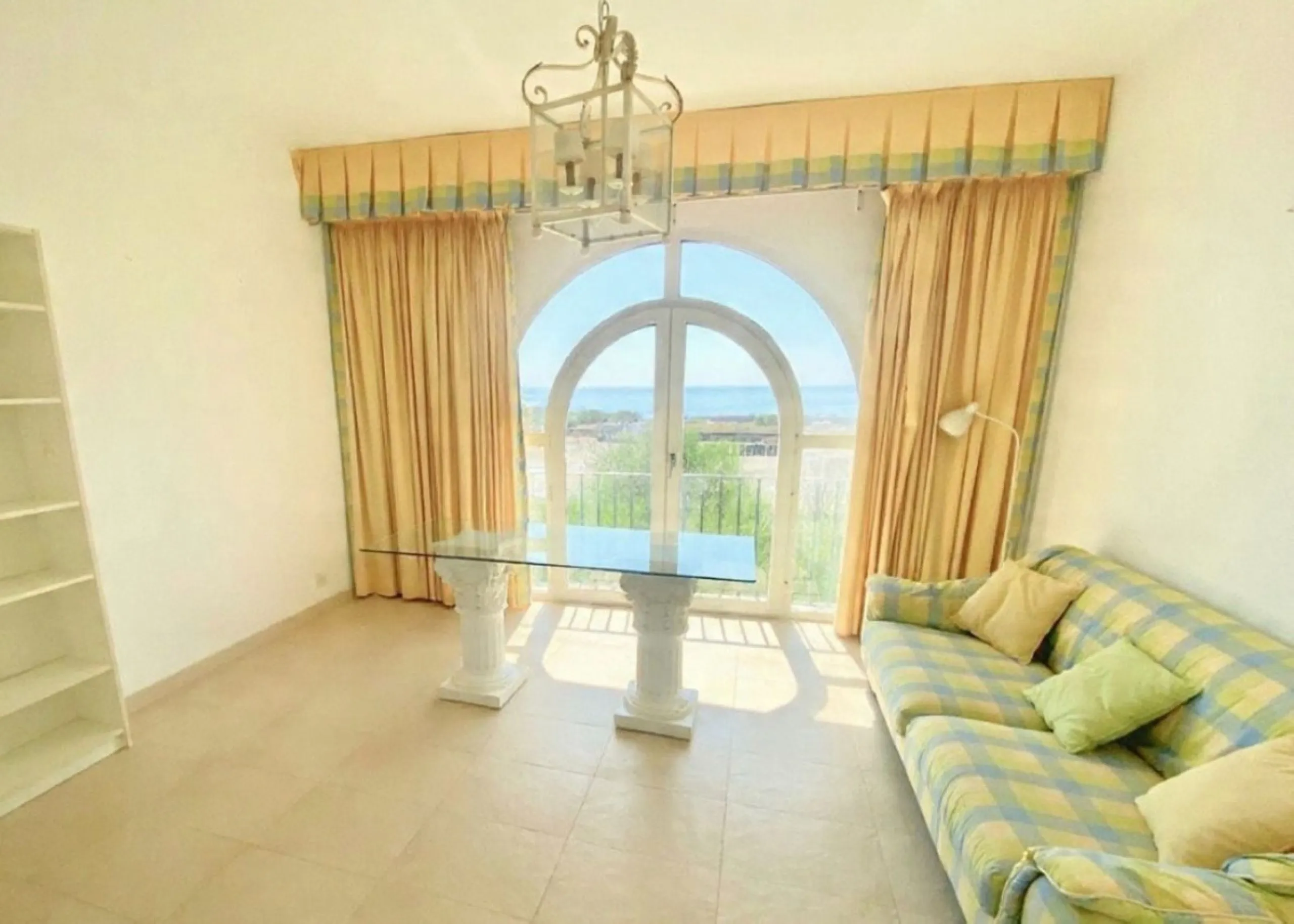 Well-designed and spacious townhouse for sale in Belgravia Club – one of Estepona's most sought-after frontline developments, offering truly spectacular and unobstructed sea views from several bedrooms and terraces. Here you live right by the sea and enjo