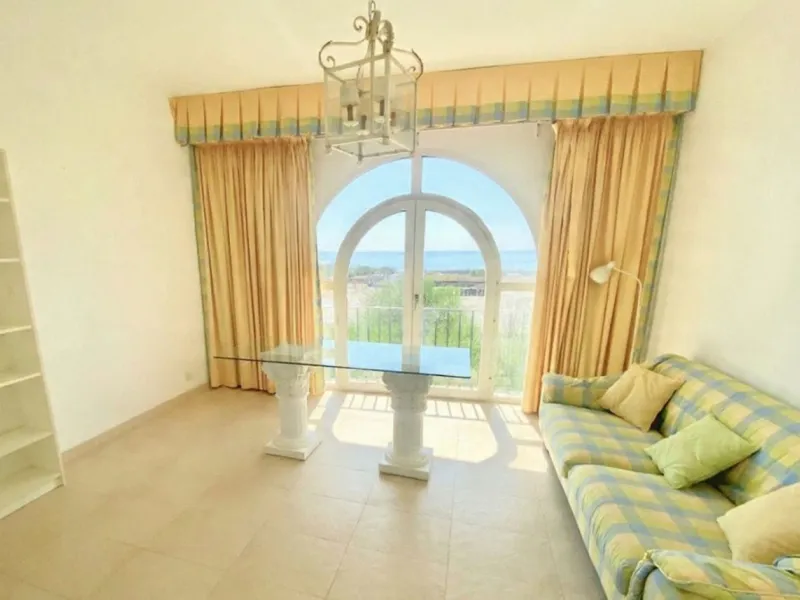Well-designed and spacious townhouse for sale in Belgravia Club – one of Estepona's most sought-after frontline developments, offering truly spectacular and unobstructed sea views from several bedrooms and terraces. Here you live right by the sea and enjo