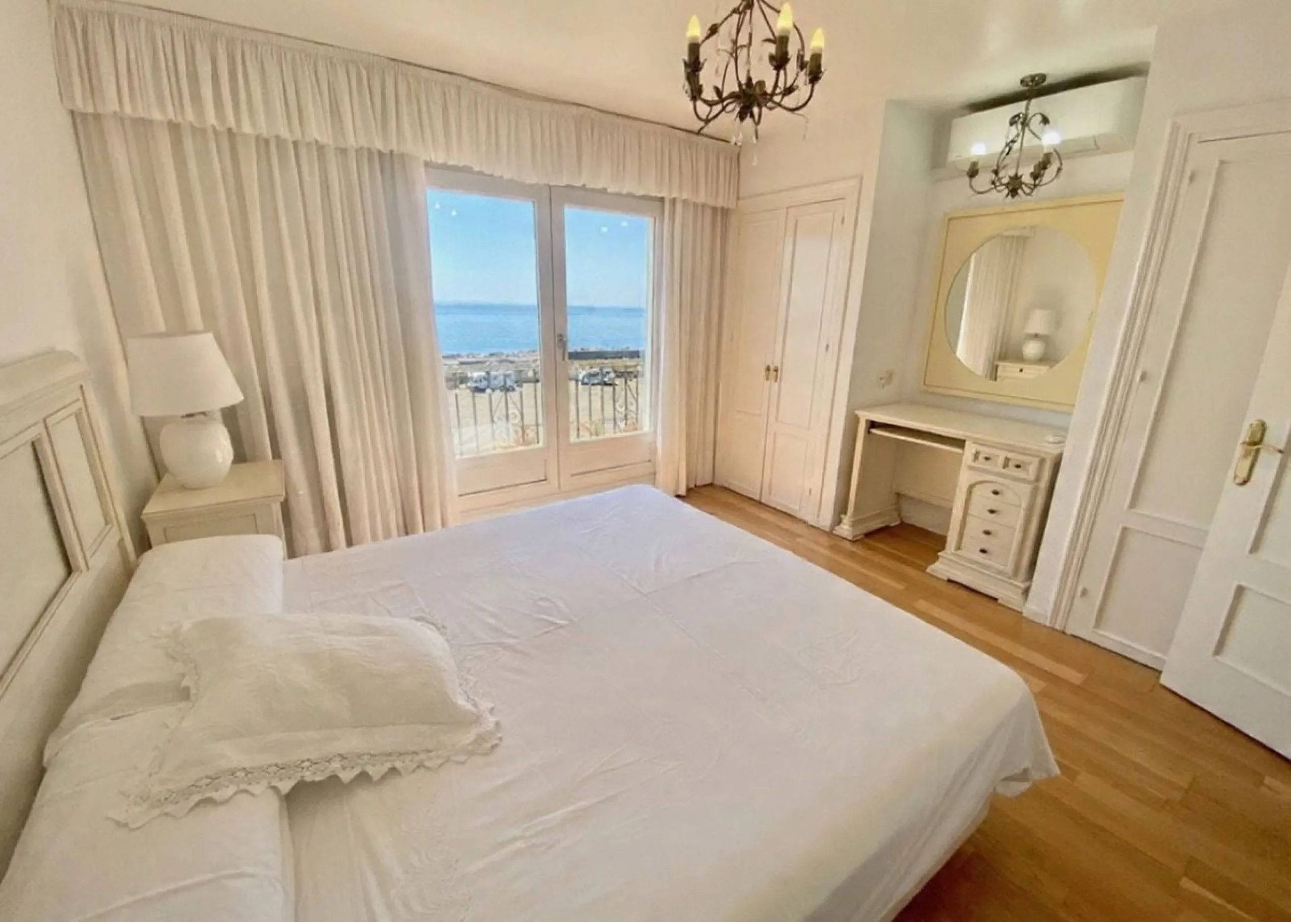 Well-designed and spacious townhouse for sale in Belgravia Club – one of Estepona's most sought-after frontline developments, offering truly spectacular and unobstructed sea views from several bedrooms and terraces. Here you live right by the sea and enjo