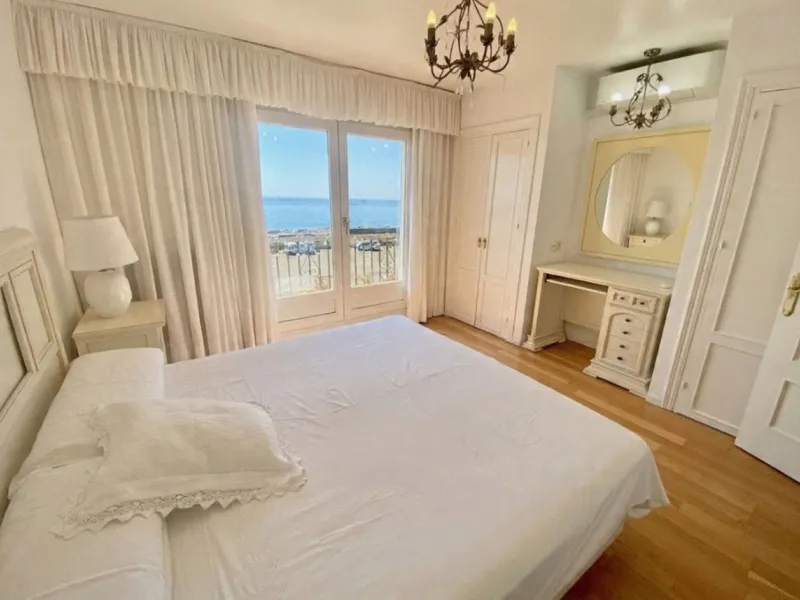 Well-designed and spacious townhouse for sale in Belgravia Club – one of Estepona's most sought-after frontline developments, offering truly spectacular and unobstructed sea views from several bedrooms and terraces. Here you live right by the sea and enjo