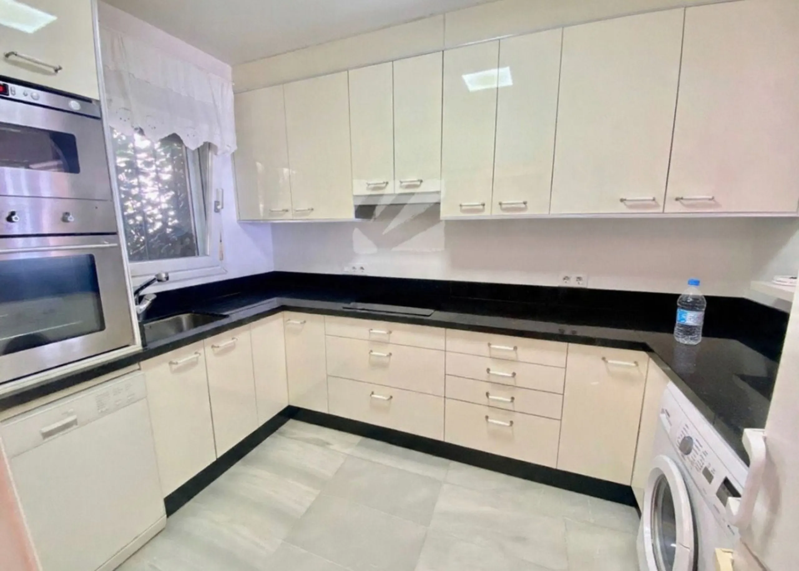 Well-designed and spacious townhouse for sale in Belgravia Club – one of Estepona's most sought-after frontline developments, offering truly spectacular and unobstructed sea views from several bedrooms and terraces. Here you live right by the sea and enjo