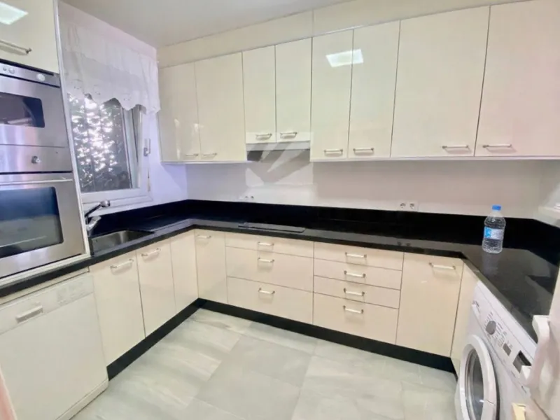 Well-designed and spacious townhouse for sale in Belgravia Club – one of Estepona's most sought-after frontline developments, offering truly spectacular and unobstructed sea views from several bedrooms and terraces. Here you live right by the sea and enjo
