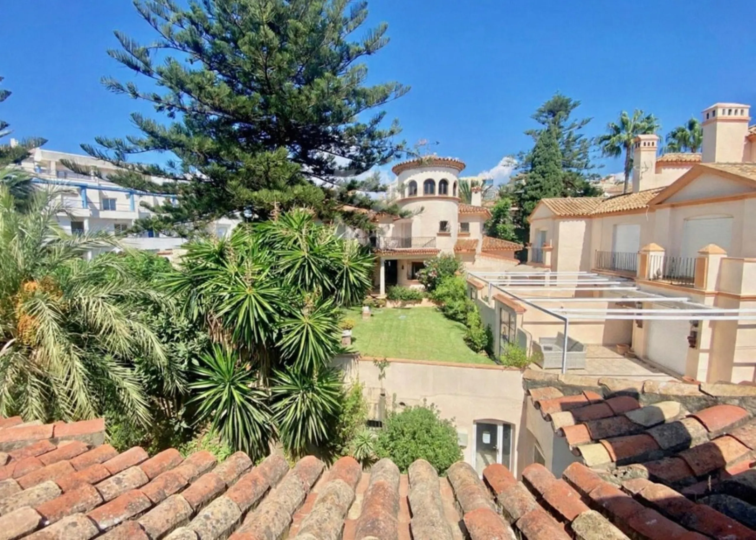 Well-designed and spacious townhouse for sale in Belgravia Club – one of Estepona's most sought-after frontline developments, offering truly spectacular and unobstructed sea views from several bedrooms and terraces. Here you live right by the sea and enjo