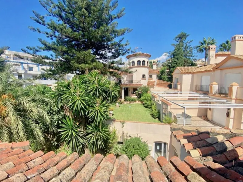 Well-designed and spacious townhouse for sale in Belgravia Club – one of Estepona's most sought-after frontline developments, offering truly spectacular and unobstructed sea views from several bedrooms and terraces. Here you live right by the sea and enjo