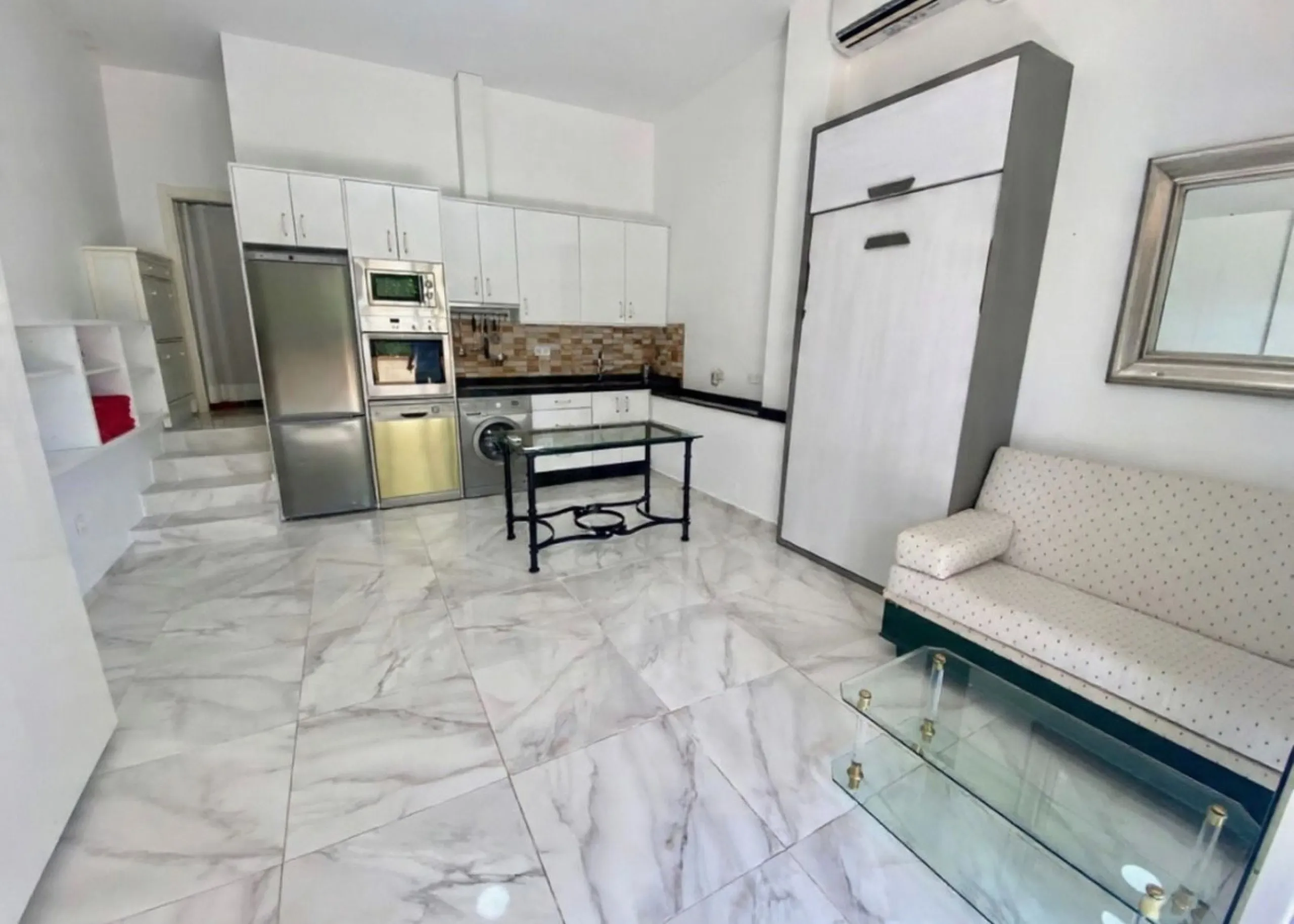 Well-designed and spacious townhouse for sale in Belgravia Club – one of Estepona's most sought-after frontline developments, offering truly spectacular and unobstructed sea views from several bedrooms and terraces. Here you live right by the sea and enjo