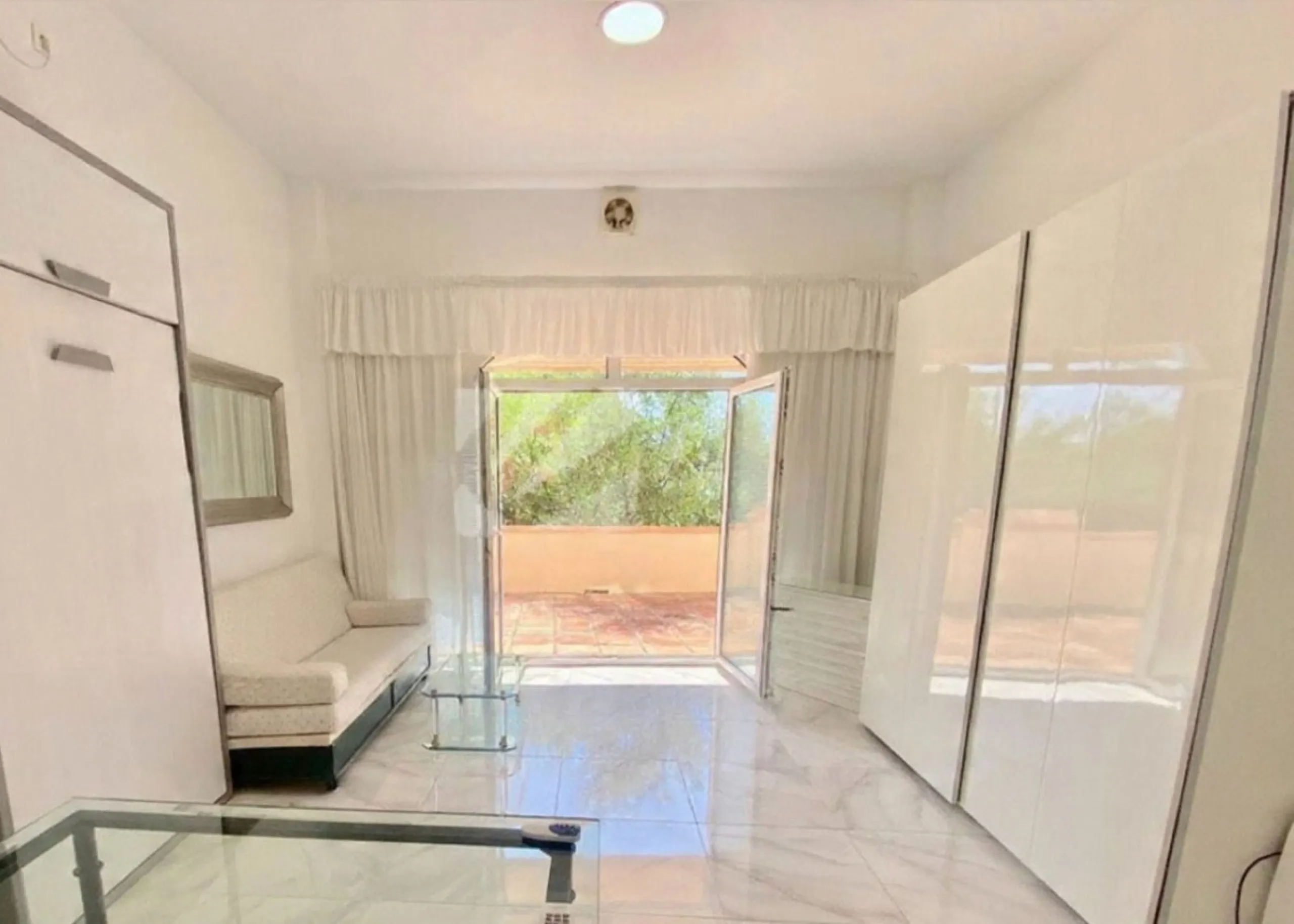 Well-designed and spacious townhouse for sale in Belgravia Club – one of Estepona's most sought-after frontline developments, offering truly spectacular and unobstructed sea views from several bedrooms and terraces. Here you live right by the sea and enjo