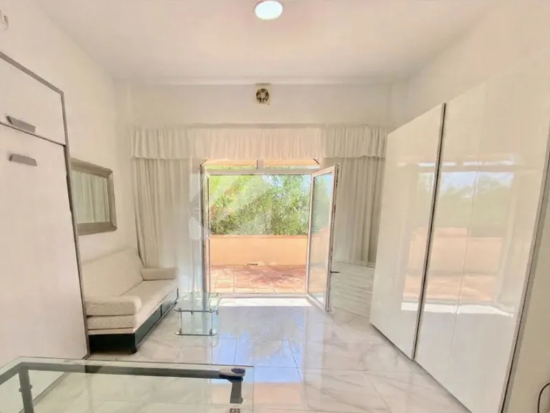 Well-designed and spacious townhouse for sale in Belgravia Club – one of Estepona's most sought-after frontline developments, offering truly spectacular and unobstructed sea views from several bedrooms and terraces. Here you live right by the sea and enjo