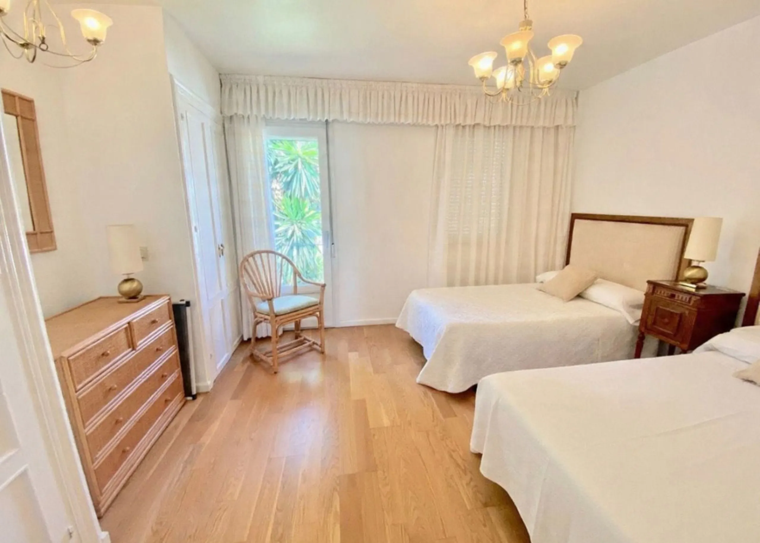 Well-designed and spacious townhouse for sale in Belgravia Club – one of Estepona's most sought-after frontline developments, offering truly spectacular and unobstructed sea views from several bedrooms and terraces. Here you live right by the sea and enjo