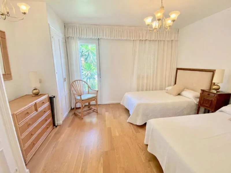 Well-designed and spacious townhouse for sale in Belgravia Club – one of Estepona's most sought-after frontline developments, offering truly spectacular and unobstructed sea views from several bedrooms and terraces. Here you live right by the sea and enjo
