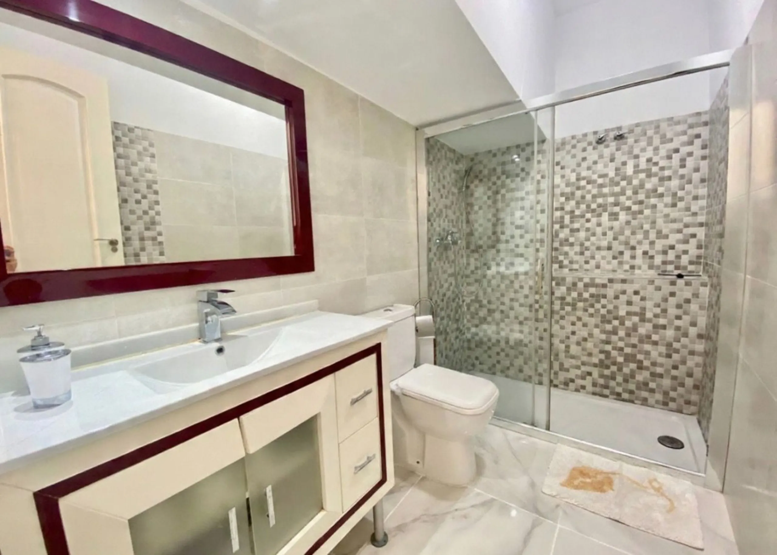 Well-designed and spacious townhouse for sale in Belgravia Club – one of Estepona's most sought-after frontline developments, offering truly spectacular and unobstructed sea views from several bedrooms and terraces. Here you live right by the sea and enjo