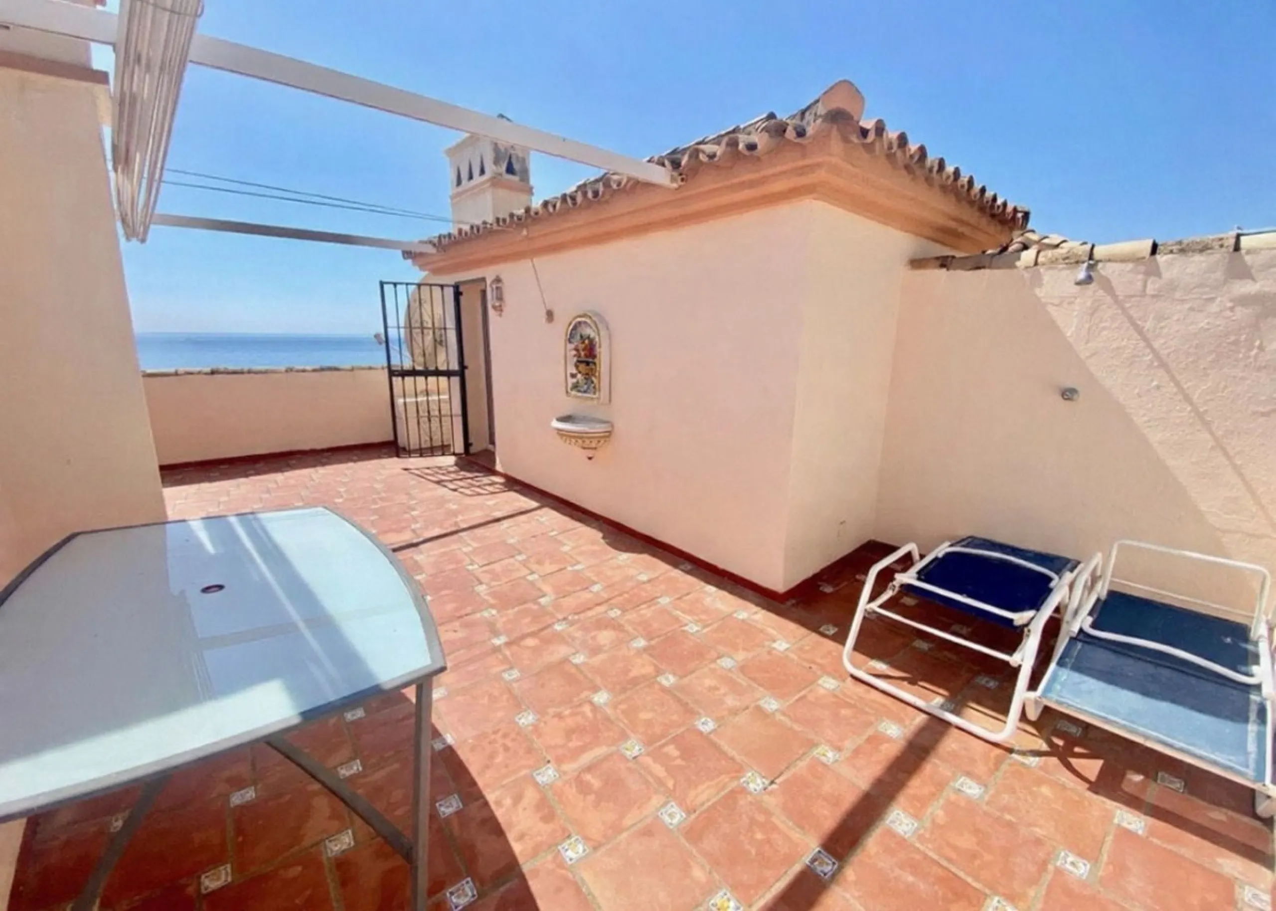 Well-designed and spacious townhouse for sale in Belgravia Club – one of Estepona's most sought-after frontline developments, offering truly spectacular and unobstructed sea views from several bedrooms and terraces. Here you live right by the sea and enjo