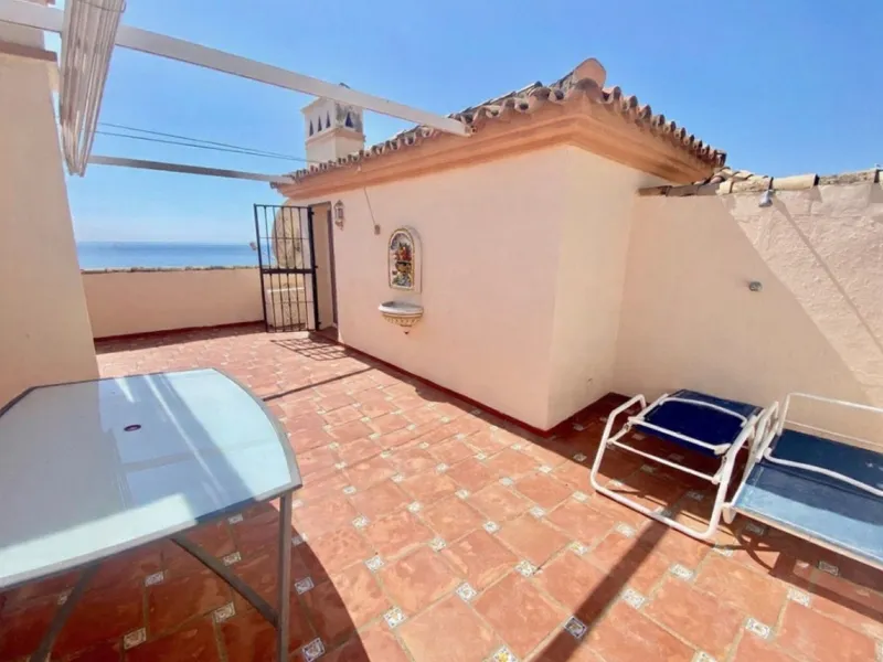 Well-designed and spacious townhouse for sale in Belgravia Club – one of Estepona's most sought-after frontline developments, offering truly spectacular and unobstructed sea views from several bedrooms and terraces. Here you live right by the sea and enjo