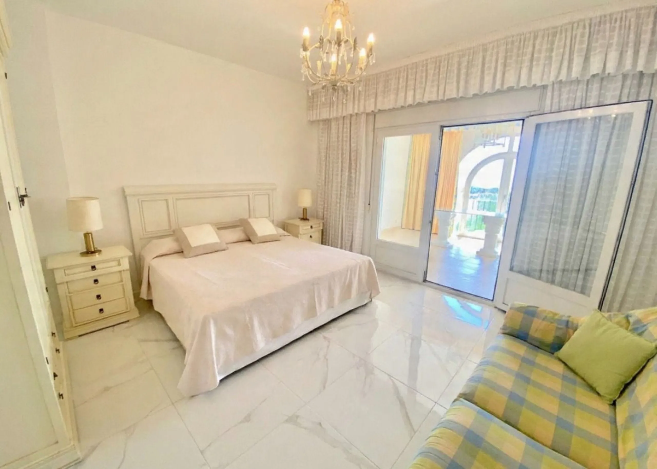 Well-designed and spacious townhouse for sale in Belgravia Club – one of Estepona's most sought-after frontline developments, offering truly spectacular and unobstructed sea views from several bedrooms and terraces. Here you live right by the sea and enjo