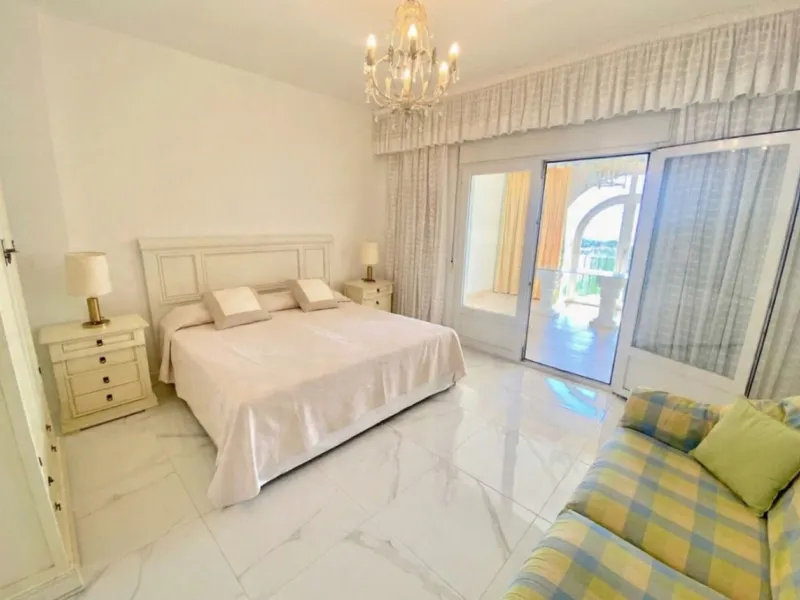 Well-designed and spacious townhouse for sale in Belgravia Club – one of Estepona's most sought-after frontline developments, offering truly spectacular and unobstructed sea views from several bedrooms and terraces. Here you live right by the sea and enjo