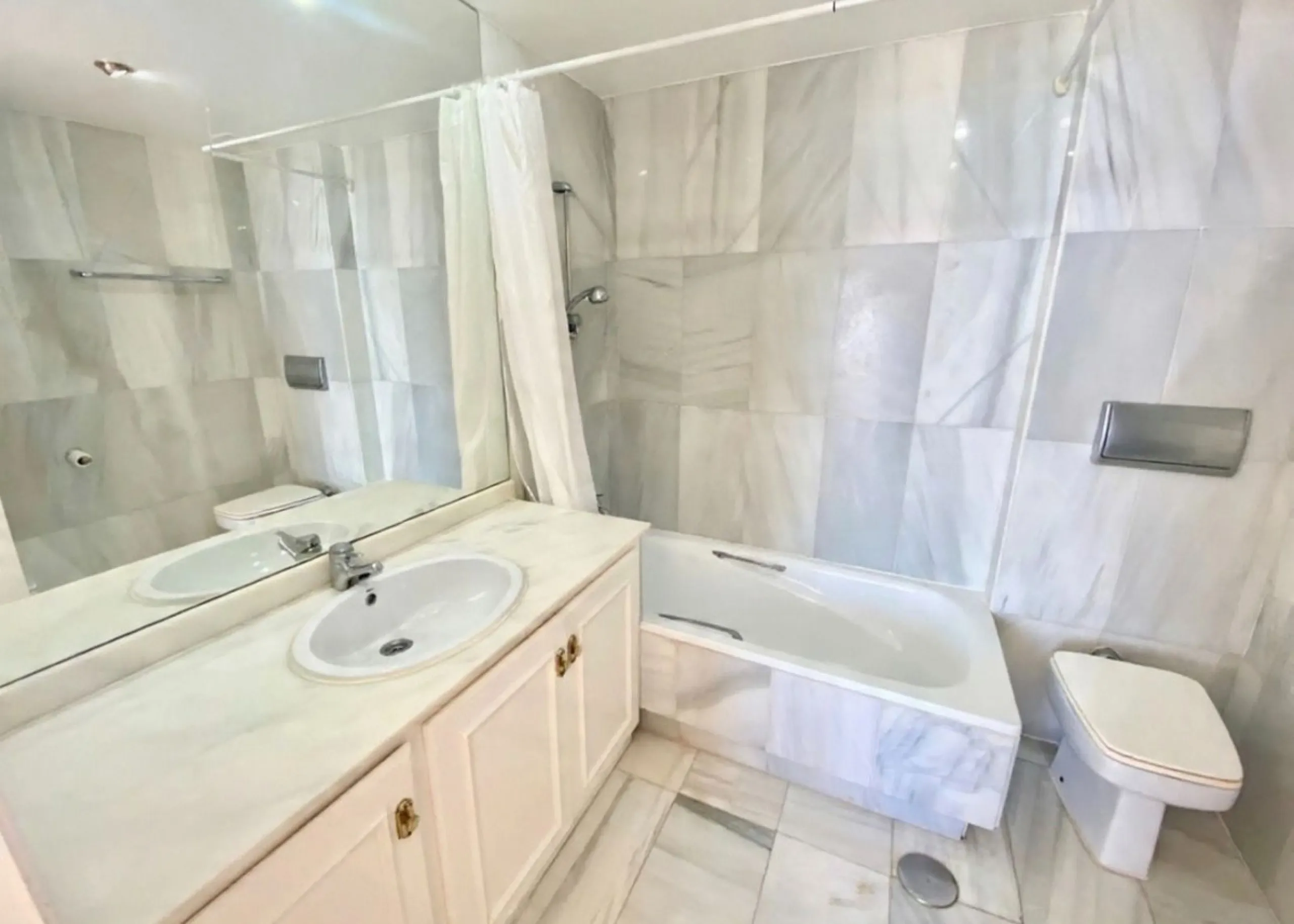 Well-designed and spacious townhouse for sale in Belgravia Club – one of Estepona's most sought-after frontline developments, offering truly spectacular and unobstructed sea views from several bedrooms and terraces. Here you live right by the sea and enjo
