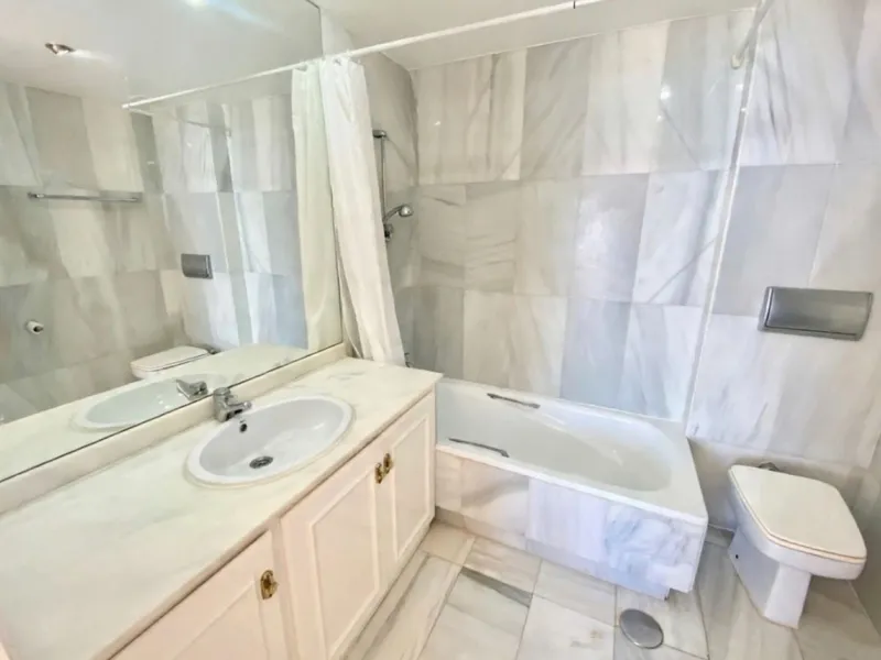 Well-designed and spacious townhouse for sale in Belgravia Club – one of Estepona's most sought-after frontline developments, offering truly spectacular and unobstructed sea views from several bedrooms and terraces. Here you live right by the sea and enjo