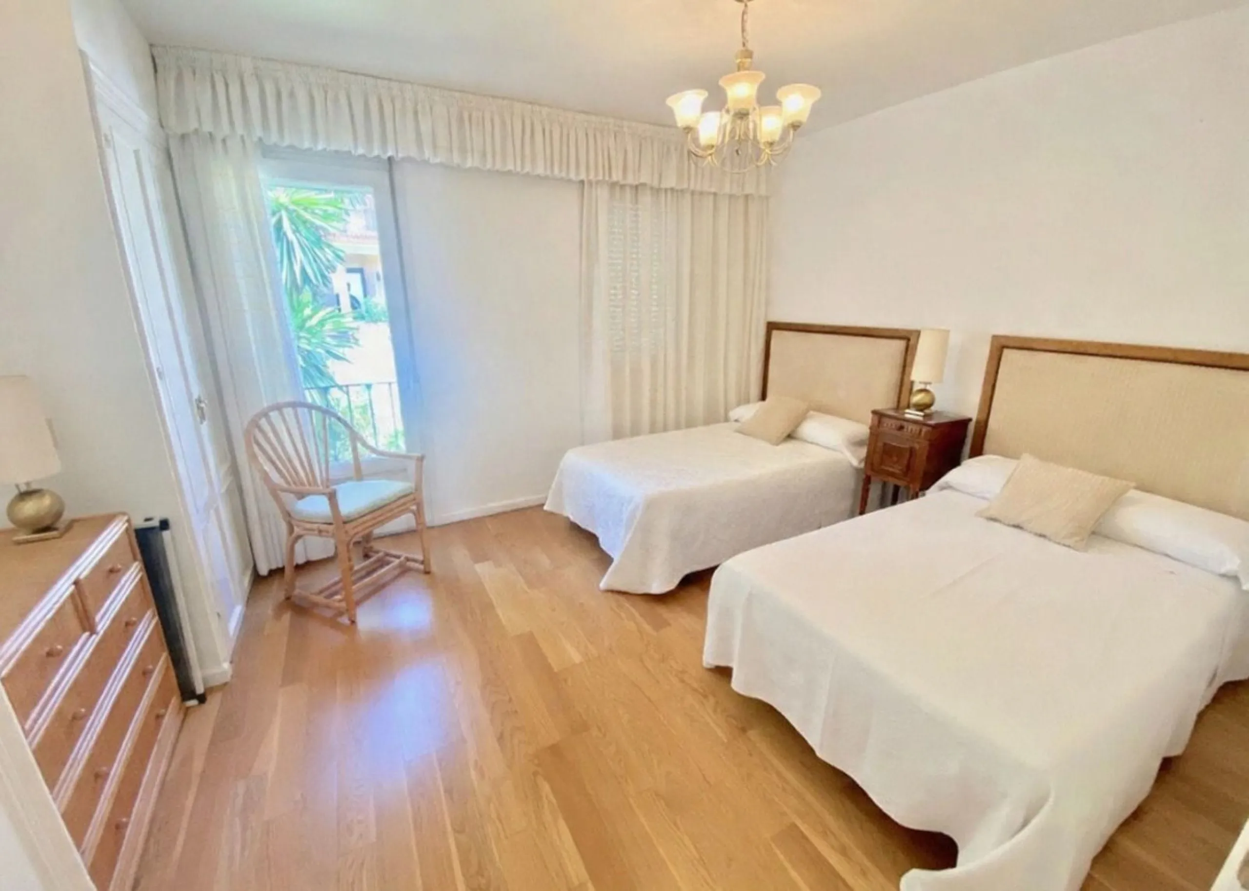 Well-designed and spacious townhouse for sale in Belgravia Club – one of Estepona's most sought-after frontline developments, offering truly spectacular and unobstructed sea views from several bedrooms and terraces. Here you live right by the sea and enjo