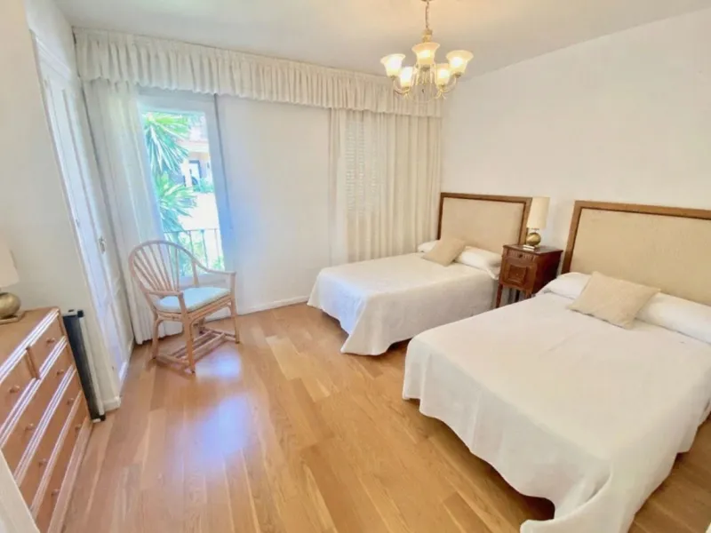Well-designed and spacious townhouse for sale in Belgravia Club – one of Estepona's most sought-after frontline developments, offering truly spectacular and unobstructed sea views from several bedrooms and terraces. Here you live right by the sea and enjo