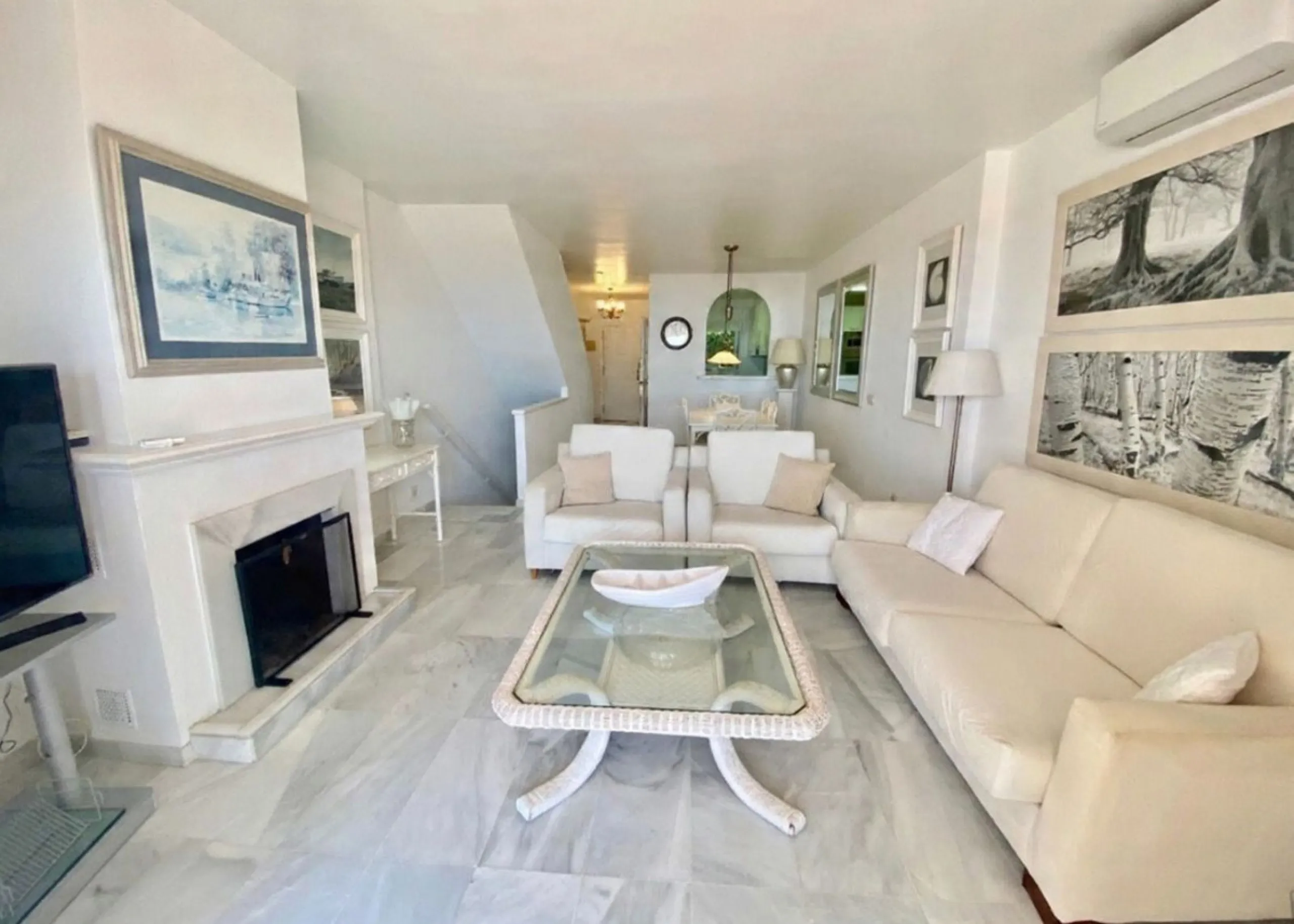 Well-designed and spacious townhouse for sale in Belgravia Club – one of Estepona's most sought-after frontline developments, offering truly spectacular and unobstructed sea views from several bedrooms and terraces. Here you live right by the sea and enjo