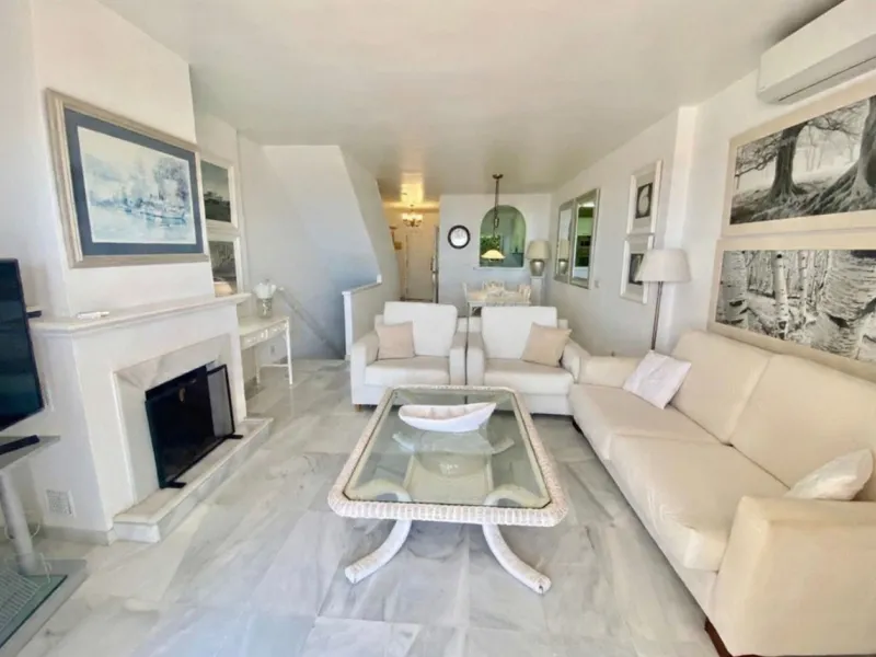 Well-designed and spacious townhouse for sale in Belgravia Club – one of Estepona's most sought-after frontline developments, offering truly spectacular and unobstructed sea views from several bedrooms and terraces. Here you live right by the sea and enjo