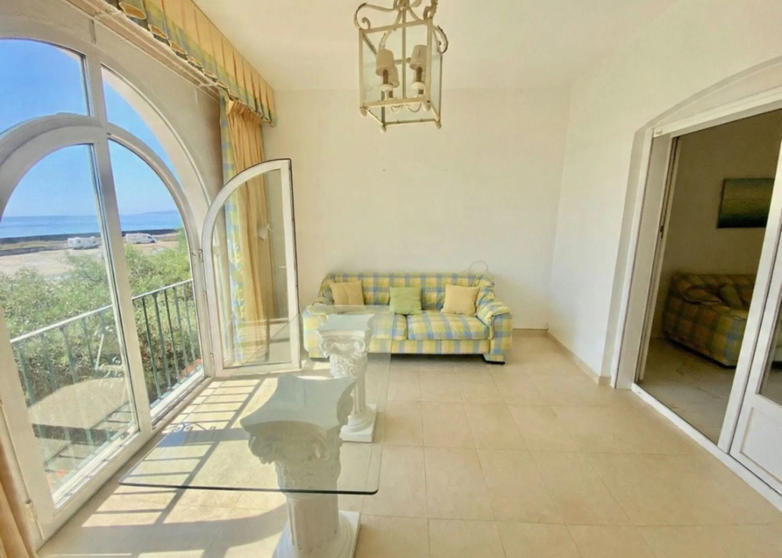 Well-designed and spacious townhouse for sale in Belgravia Club – one of Estepona's most sought-after frontline developments, offering truly spectacular and unobstructed sea views from several bedrooms and terraces. Here you live right by the sea and enjo
