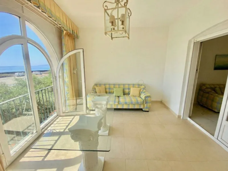 Well-designed and spacious townhouse for sale in Belgravia Club – one of Estepona's most sought-after frontline developments, offering truly spectacular and unobstructed sea views from several bedrooms and terraces. Here you live right by the sea and enjo