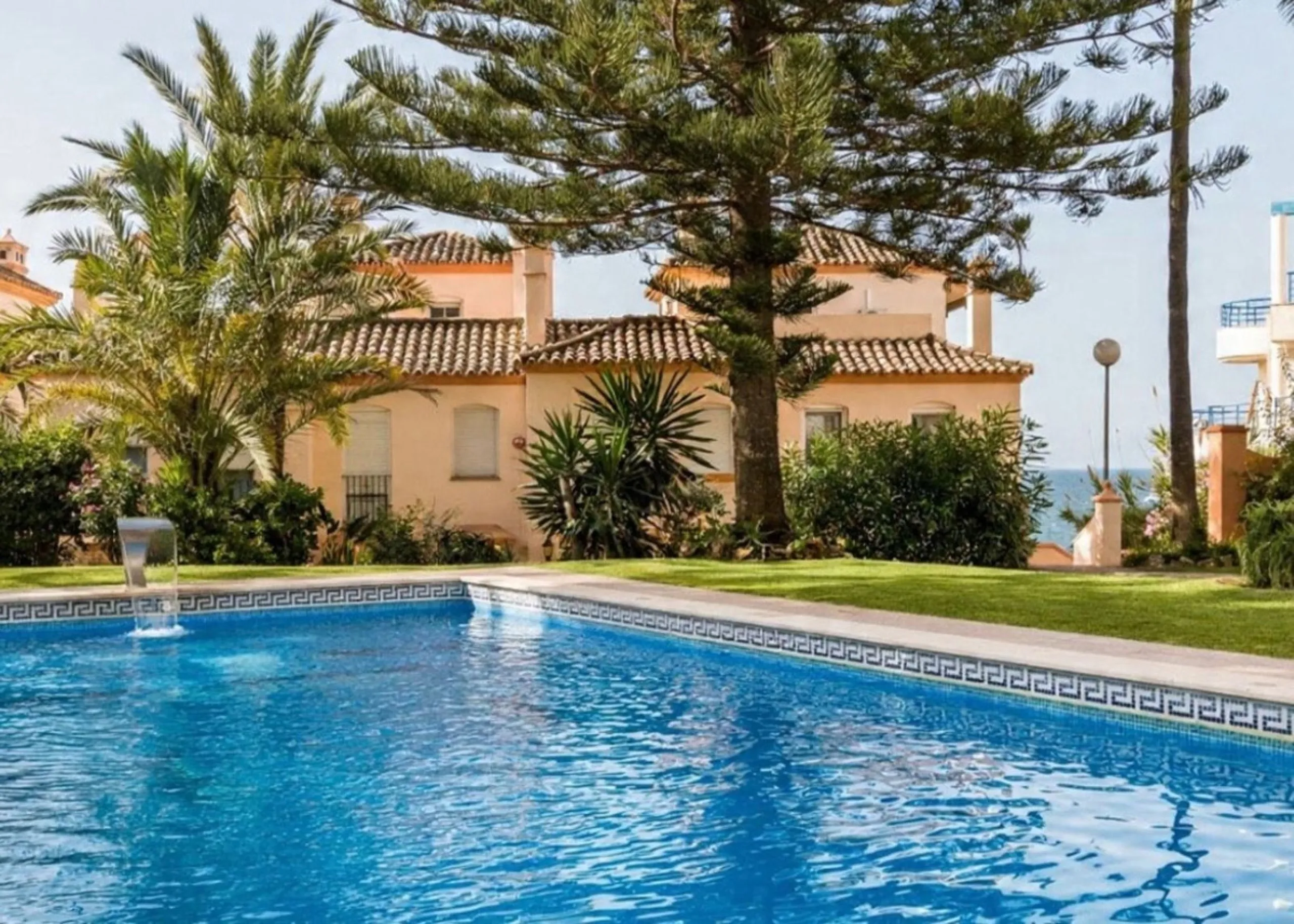 Well-designed and spacious townhouse for sale in Belgravia Club – one of Estepona's most sought-after frontline developments, offering truly spectacular and unobstructed sea views from several bedrooms and terraces. Here you live right by the sea and enjo