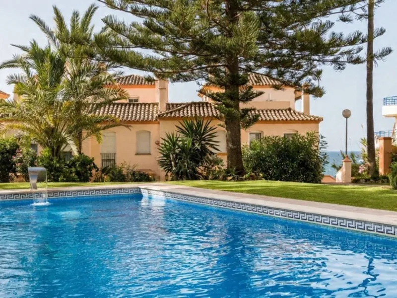 Well-designed and spacious townhouse for sale in Belgravia Club – one of Estepona's most sought-after frontline developments, offering truly spectacular and unobstructed sea views from several bedrooms and terraces. Here you live right by the sea and enjo