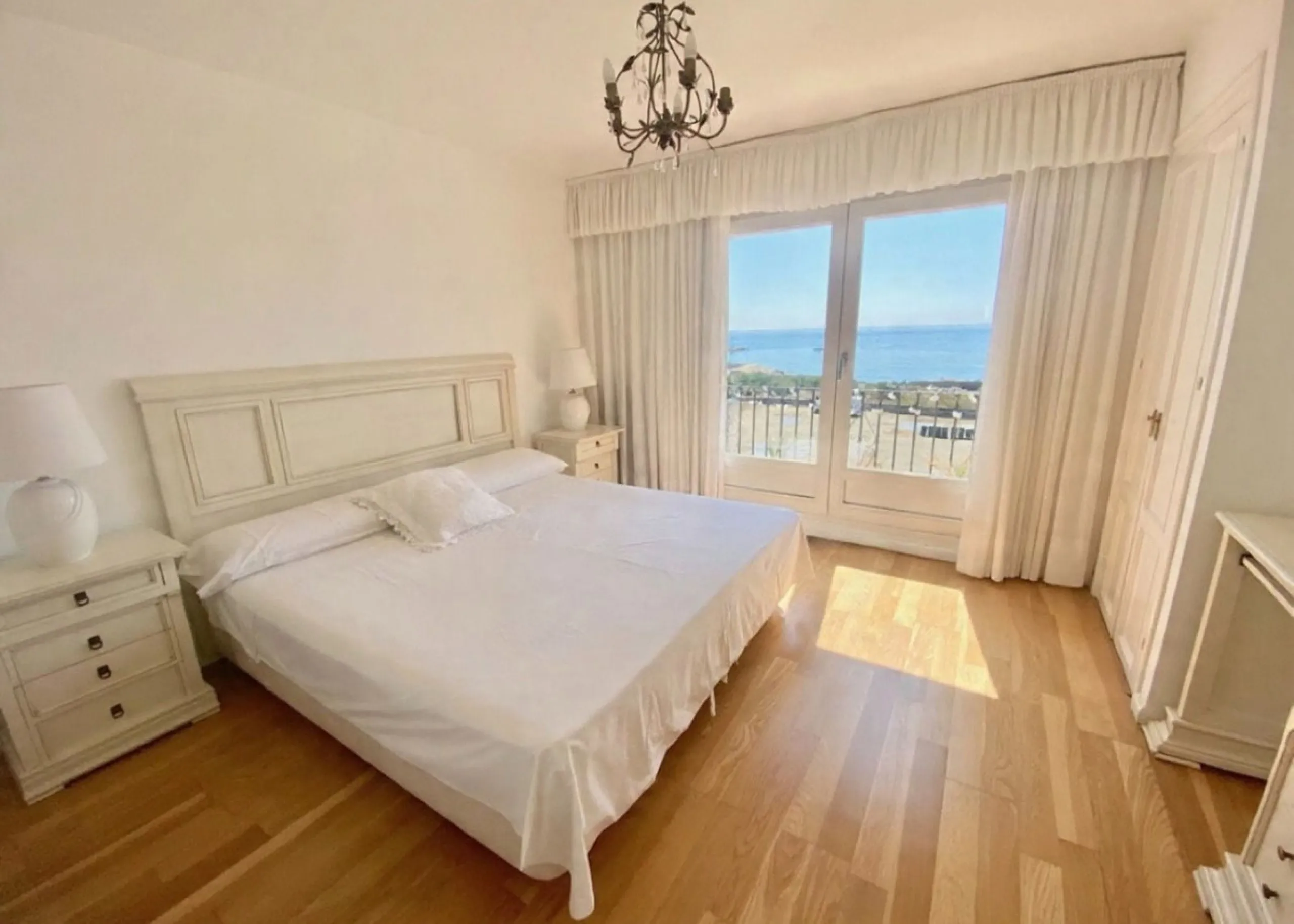 Well-designed and spacious townhouse for sale in Belgravia Club – one of Estepona's most sought-after frontline developments, offering truly spectacular and unobstructed sea views from several bedrooms and terraces. Here you live right by the sea and enjo