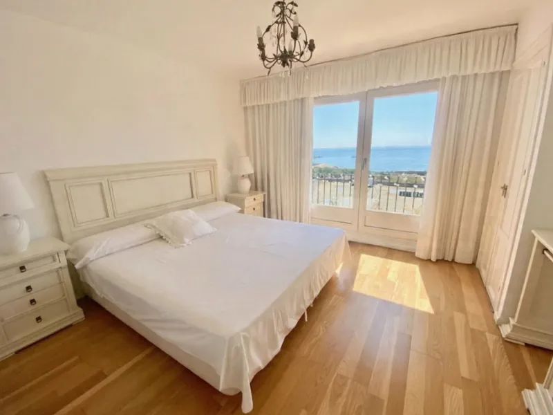 Well-designed and spacious townhouse for sale in Belgravia Club – one of Estepona's most sought-after frontline developments, offering truly spectacular and unobstructed sea views from several bedrooms and terraces. Here you live right by the sea and enjo