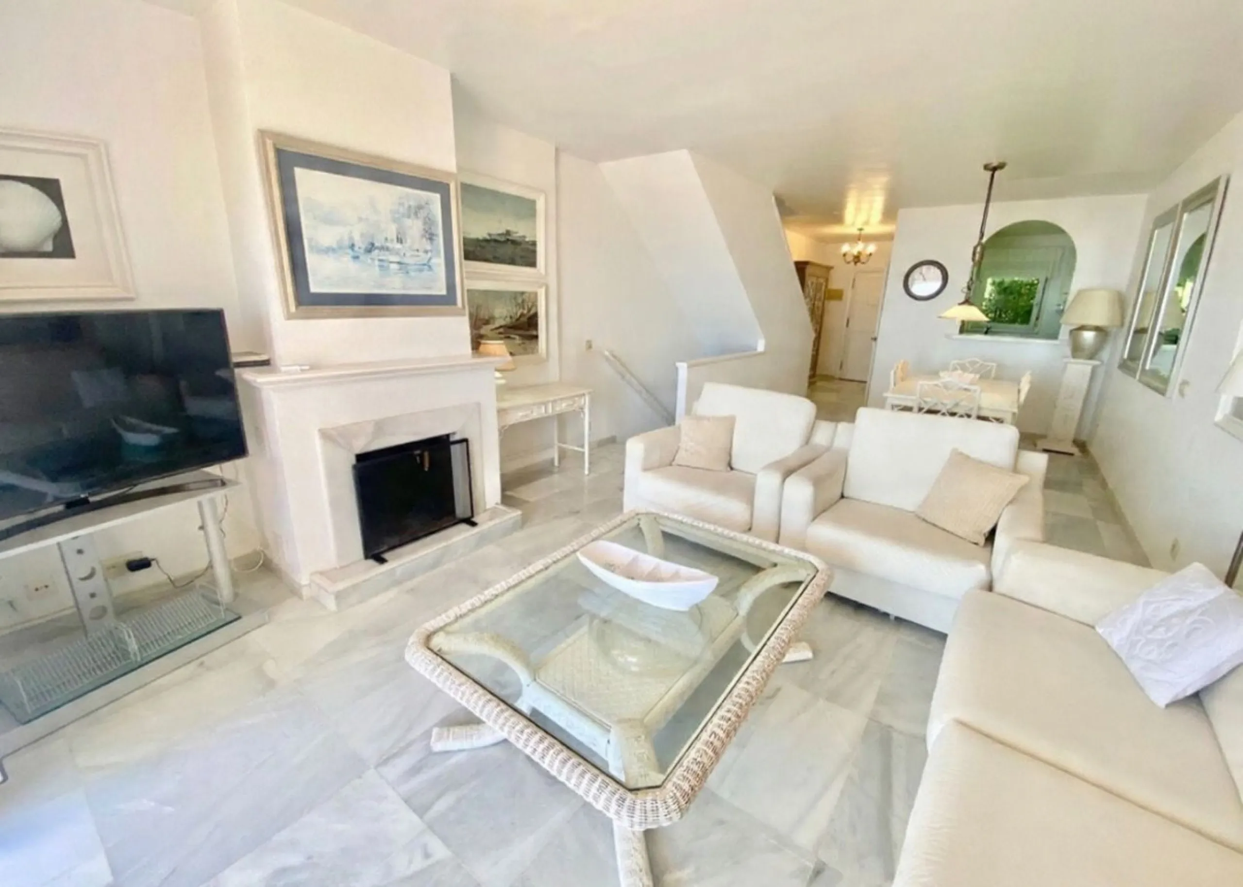 Well-designed and spacious townhouse for sale in Belgravia Club – one of Estepona's most sought-after frontline developments, offering truly spectacular and unobstructed sea views from several bedrooms and terraces. Here you live right by the sea and enjo