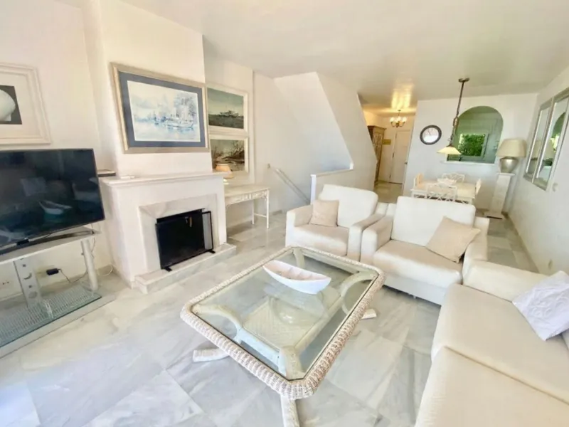 Well-designed and spacious townhouse for sale in Belgravia Club – one of Estepona's most sought-after frontline developments, offering truly spectacular and unobstructed sea views from several bedrooms and terraces. Here you live right by the sea and enjo