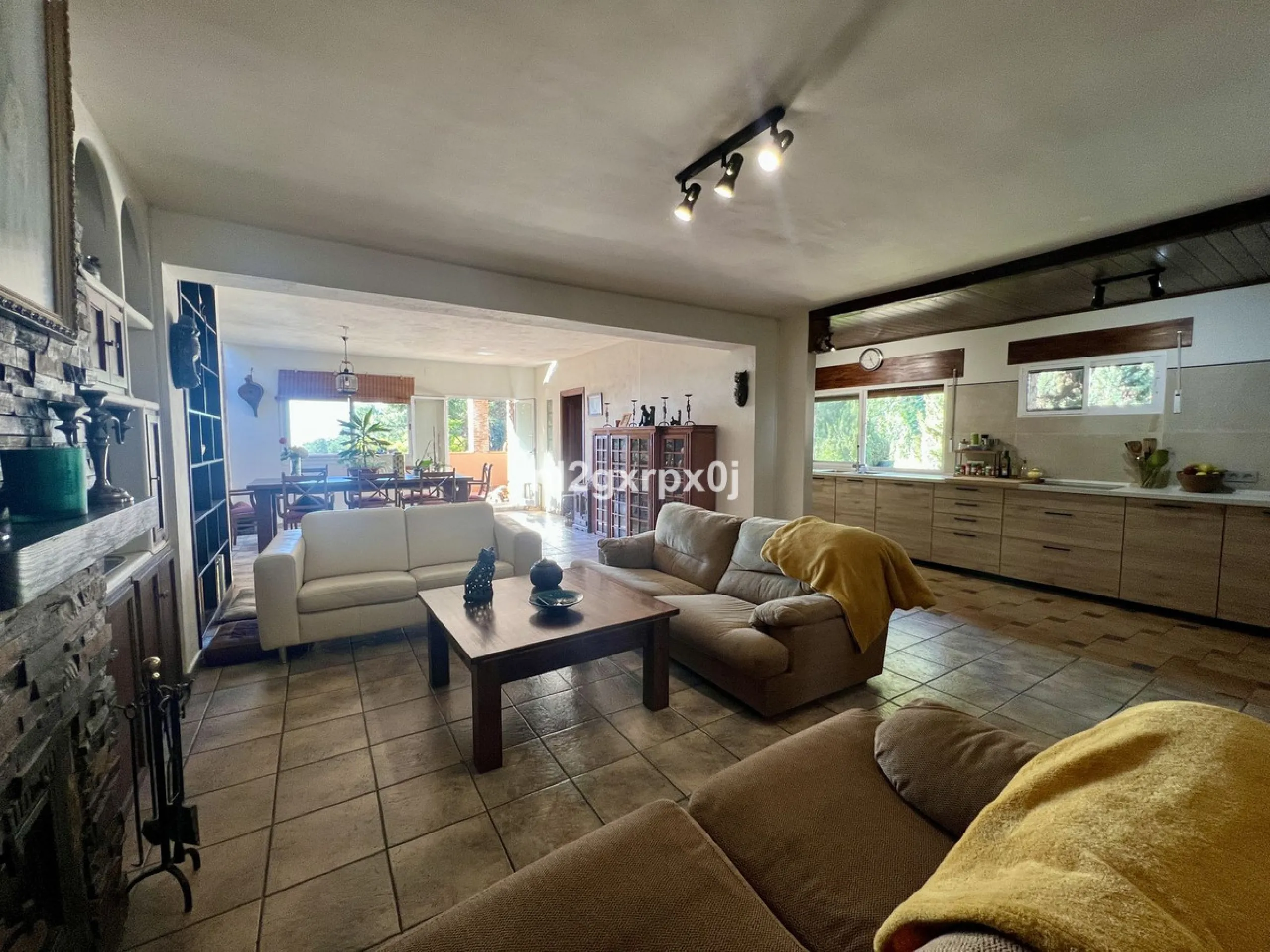 House - Detached Villa в продаже в Marbella, Málaga. В доме 5 спален и 3 ванных комнат. Площадь дома 397 м². Площадь участка 1220 м²
