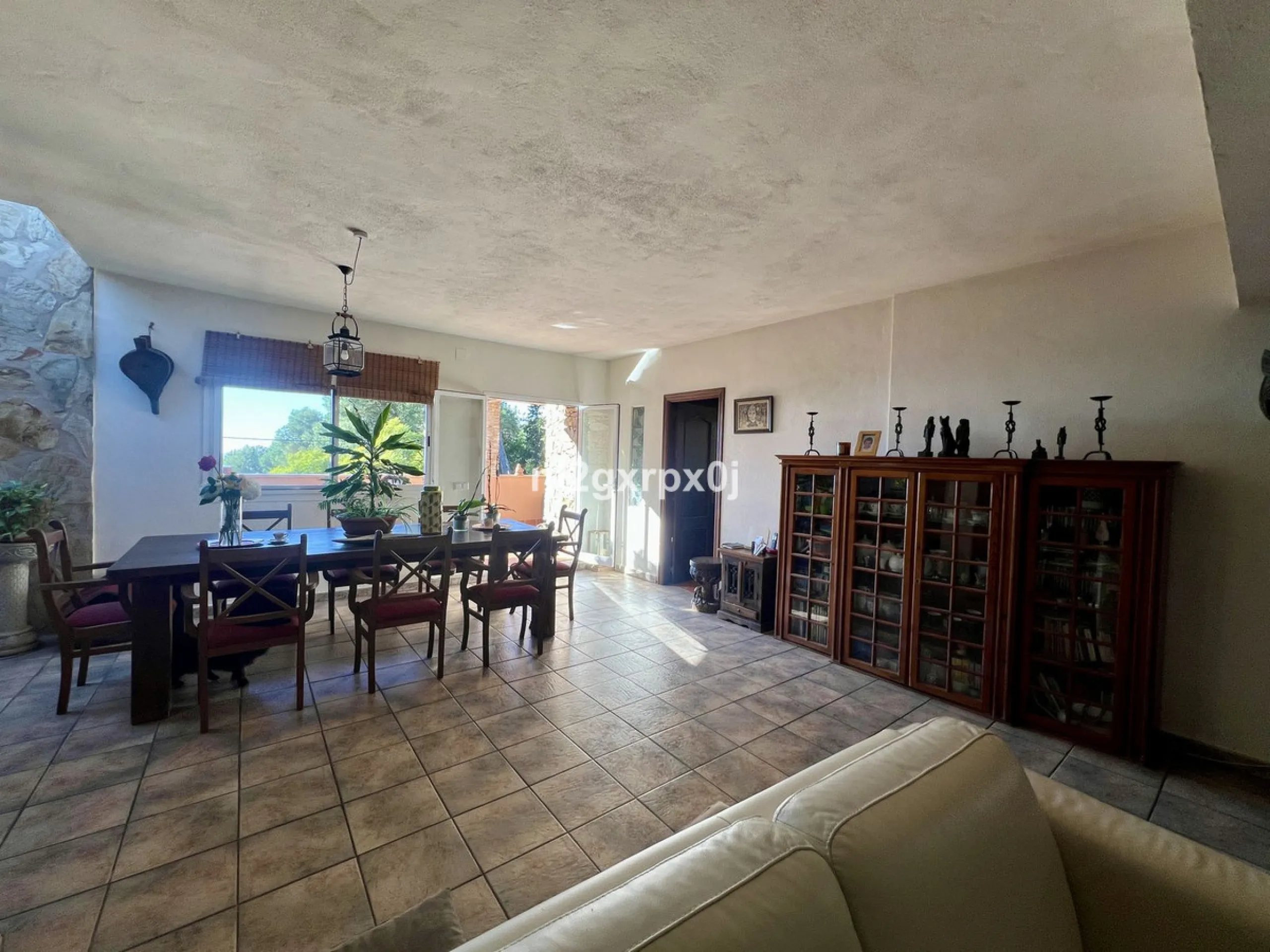 House - Detached Villa в продаже в Marbella, Málaga. В доме 5 спален и 3 ванных комнат. Площадь дома 397 м². Площадь участка 1220 м²