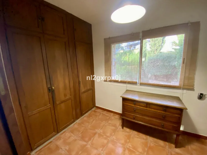 House - Detached Villa в продаже в Marbella, Málaga. В доме 5 спален и 3 ванных комнат. Площадь дома 397 м². Площадь участка 1220 м²