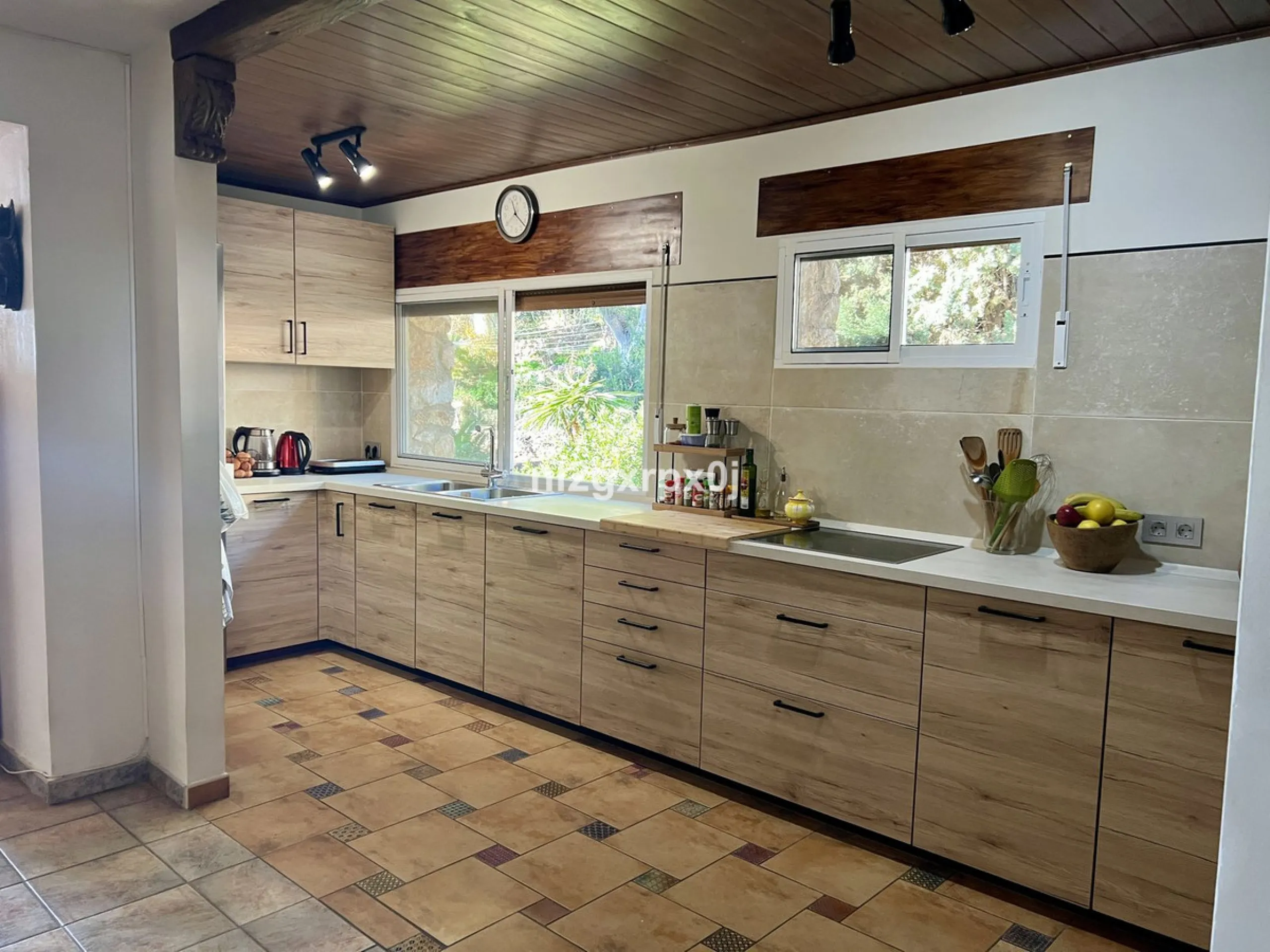 House - Detached Villa в продаже в Marbella, Málaga. В доме 5 спален и 3 ванных комнат. Площадь дома 397 м². Площадь участка 1220 м²