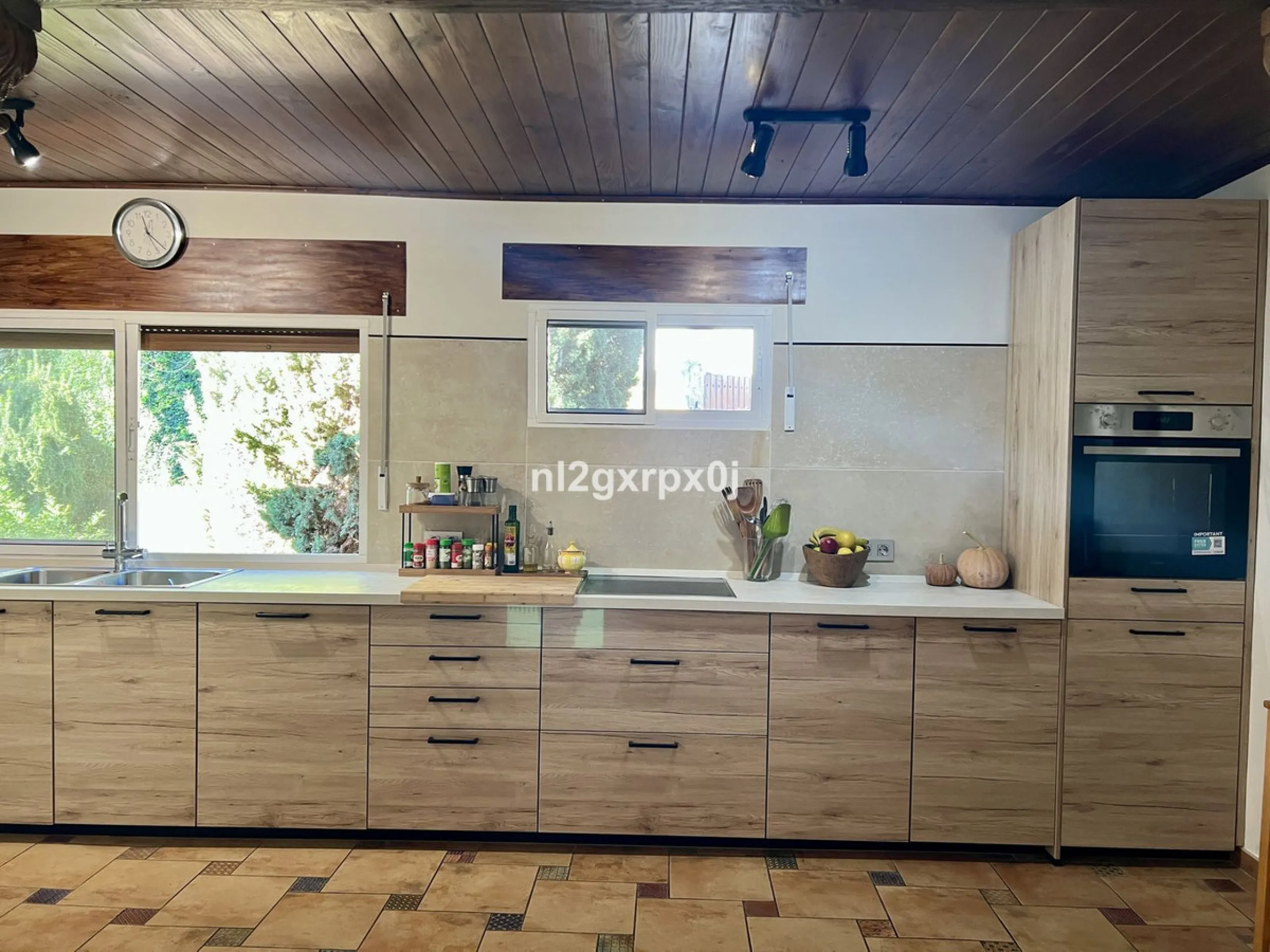 House - Detached Villa в продаже в Marbella, Málaga. В доме 5 спален и 3 ванных комнат. Площадь дома 397 м². Площадь участка 1220 м²